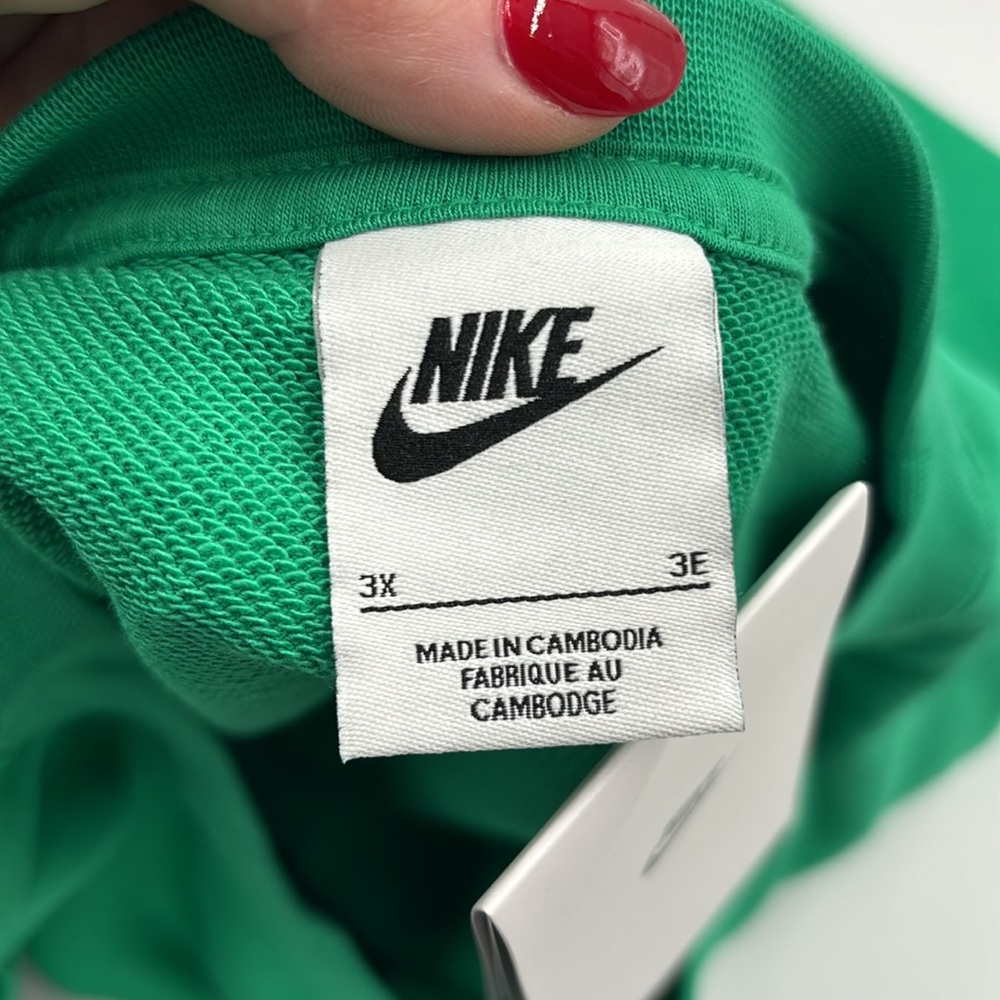 Nike Sportswear Club Fleece Graphic Sweatshirt in Green - Picture 5 of 8